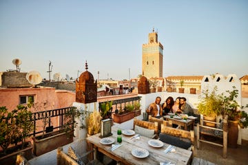 amigos en la terraza de un riad de marrakech