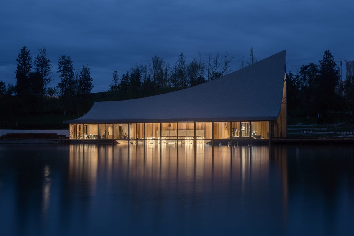 La libreria semi-subacquea di Muda Architects