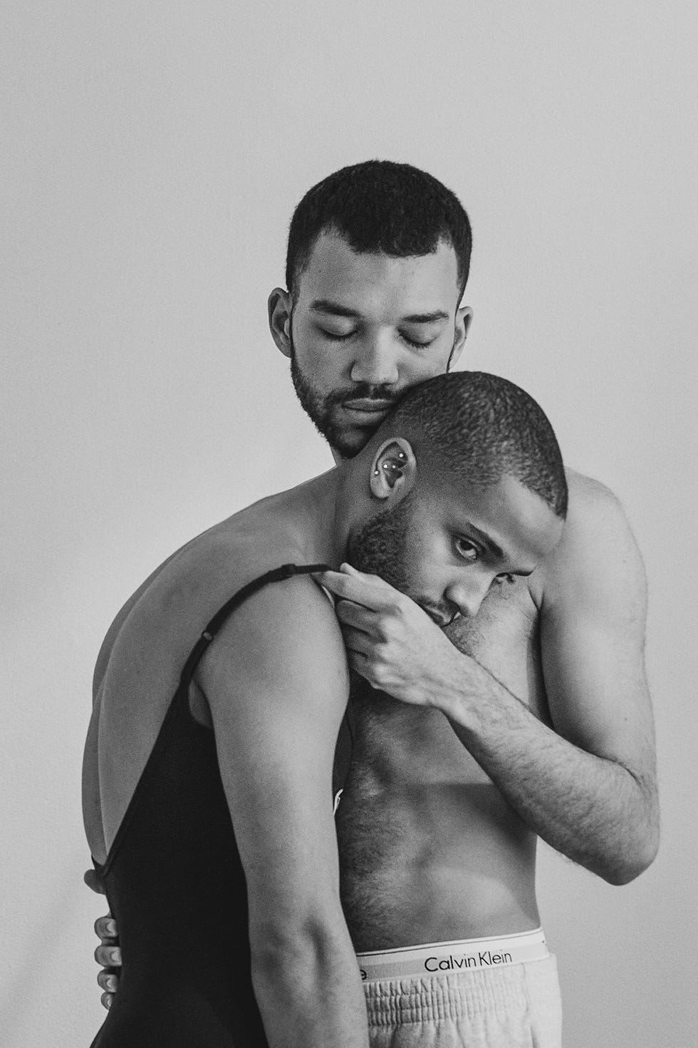 calvin kleinが「this is love」キャンペーンでlgbtqiaコミュニティのファミリーを祝福