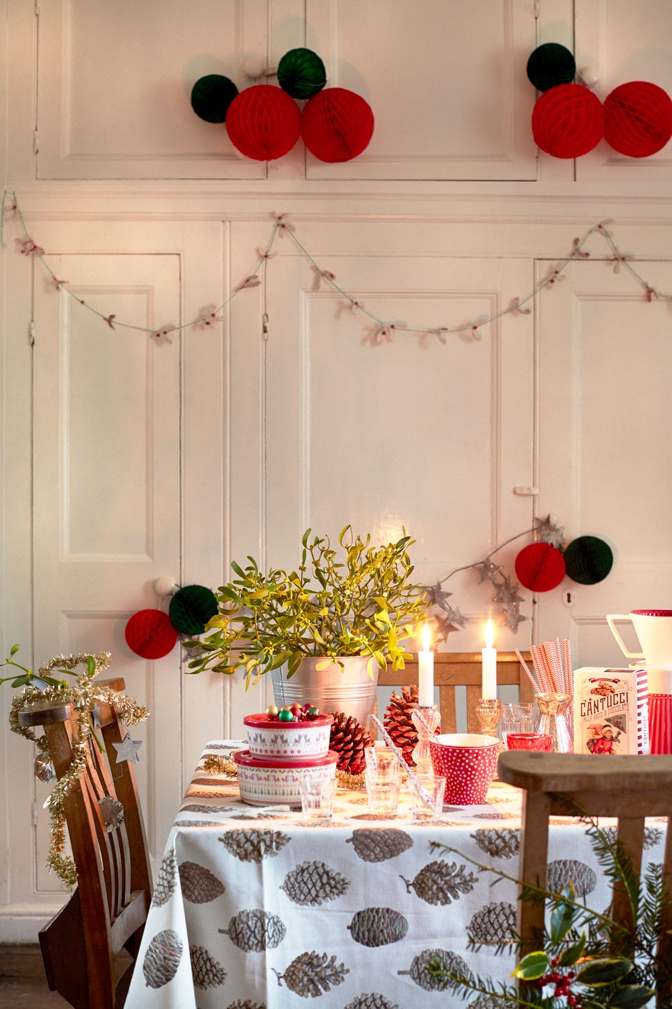 holiday table arrangement