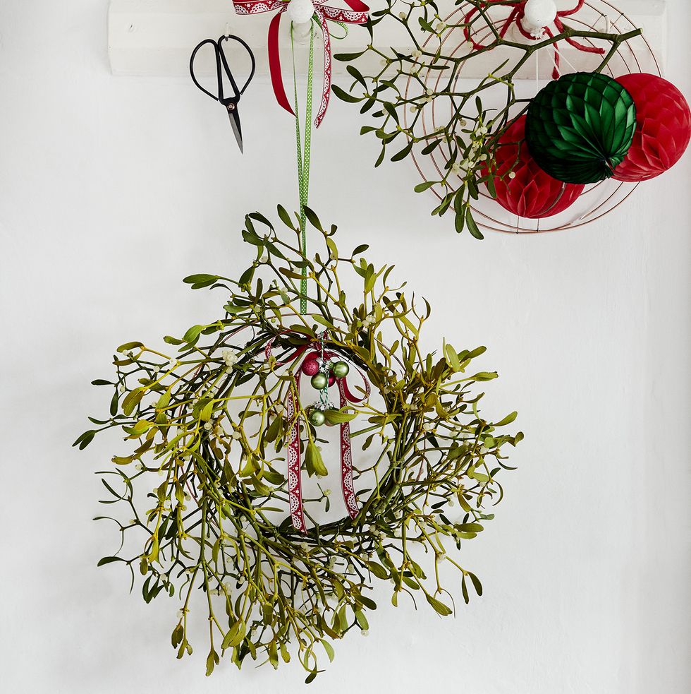 mistletoe wreath christmas