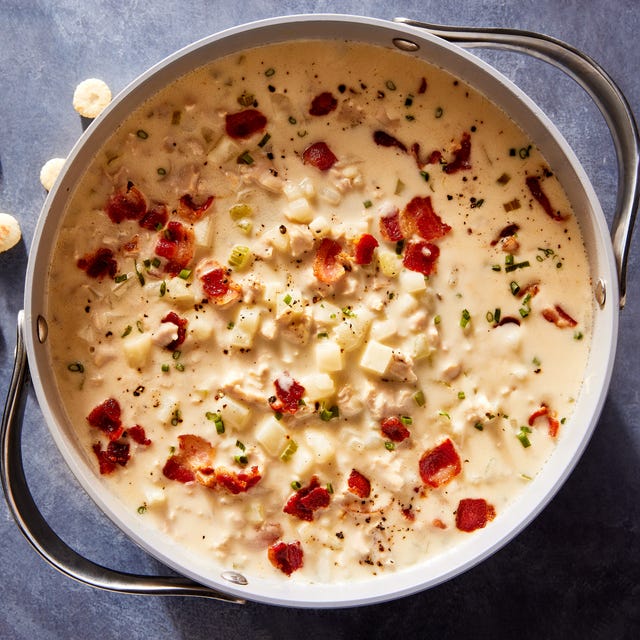 clam chowder with bacon and oyster crackers