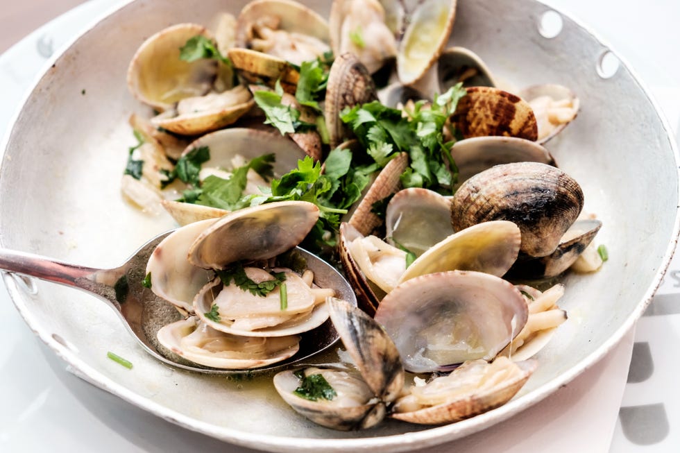 Clams a bulhao pato (clams with lemon and garlic)