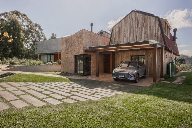 casa de arquitectura moderna con porche