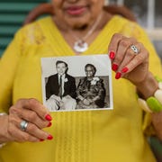 clarice freeman holding a photo of her parentsgeorge harry estell and ada mae gray estell clarice freeman holding a photo of her parentsgeorge harry estell and ada mae gray estell