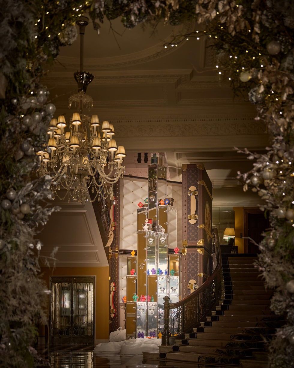 2023最奢華聖誕樹是它？louis vuitton攜手英國百年飯店，以旅行藝術為靈感為聖誕樹著新裝！