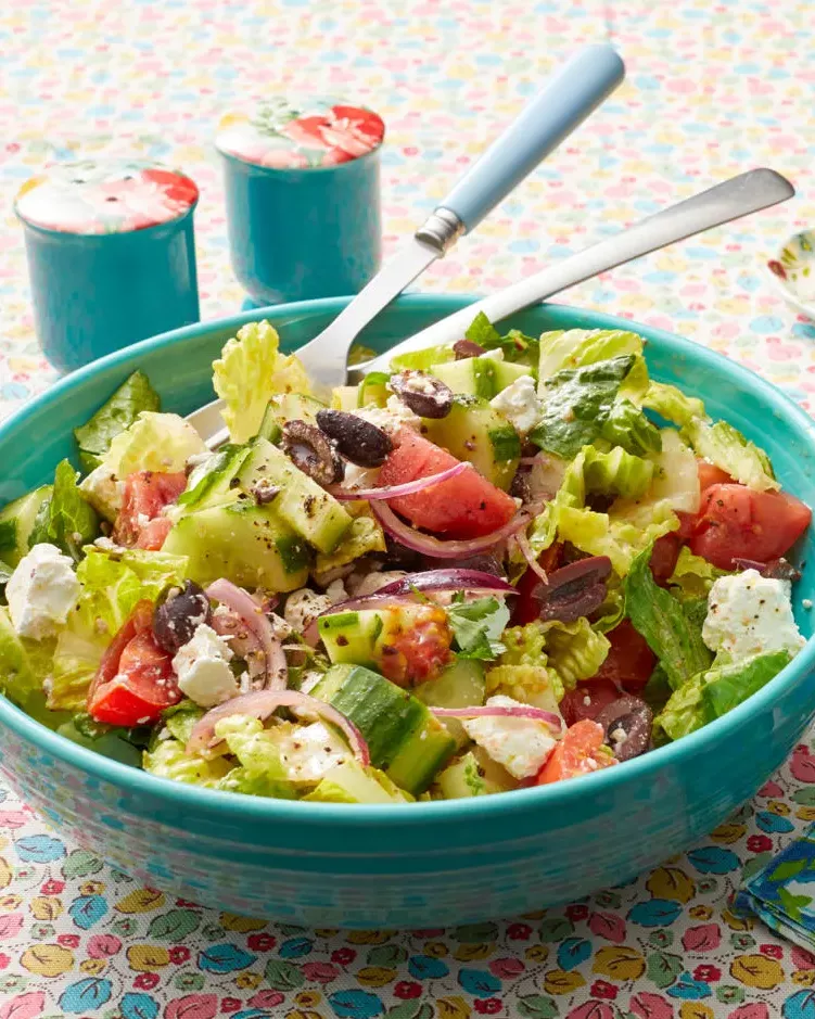 https://hips.hearstapps.com/hmg-prod/images/classic-salad-recipes-greek-salad-1650920430.jpg?crop=0.8xw:1xh;center,top&resize=980:*