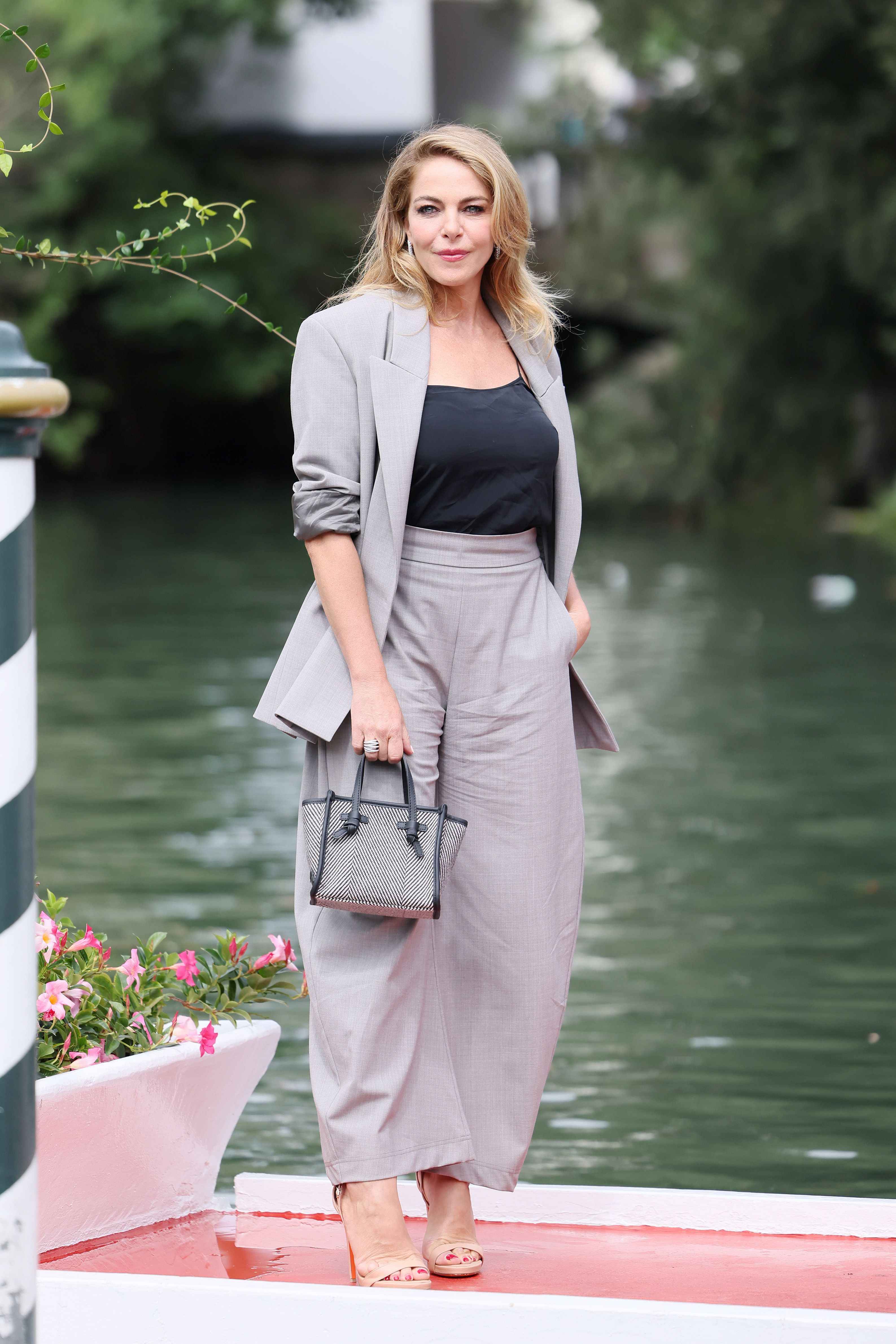 Claudia Gerini a Venezia con pantaloni eleganti autunno 2023 è chic