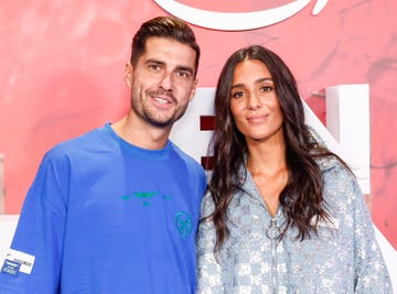 claudia martinez y mario gonzalez posando juntos en un photocall