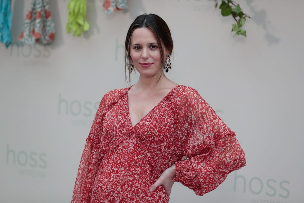 claudia osborne posa con vestido rojo en un photocall