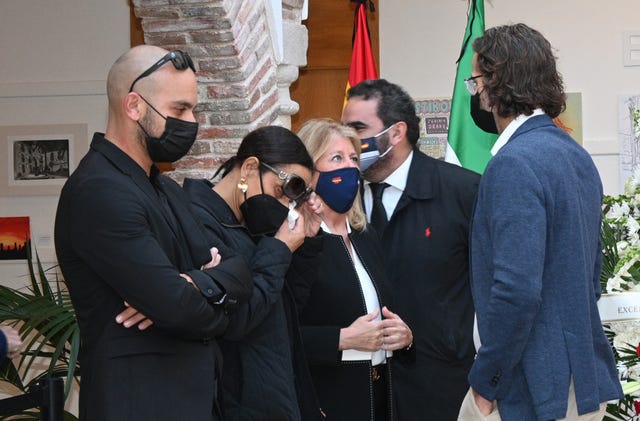 claudia rodríguez, arropada por feliciano lópez en el último adiós a manolo santana