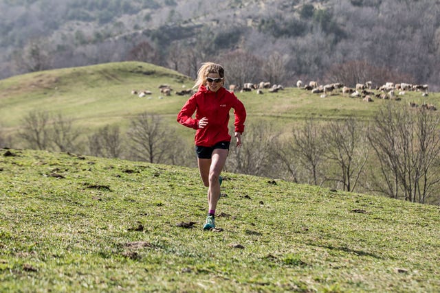 la corredora de trail running claudia tremps durante uno de sus entrenamientos corriendo por la montaña