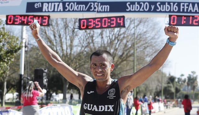 el atleta claudio villanueva flores celebra tras ganar el campeonato de españa de marcha en ruta, este domingo, en el parque del alamillo de sevilla