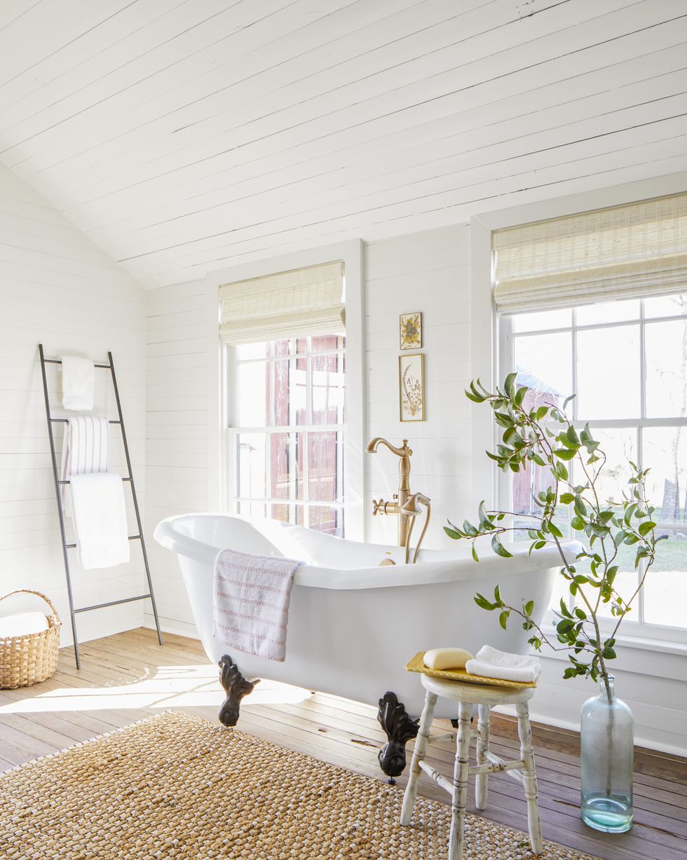 How To Style A Bathroom With A Claw Foot Tub – Forbes Home