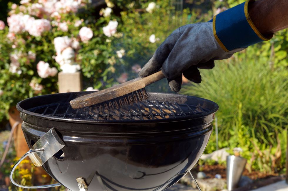 How to Clean a Dirty Barbecue Plate: Scraping, Washing, and Oiling Tips