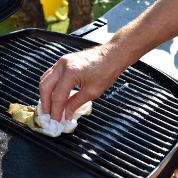 cleaning the outdoor grill