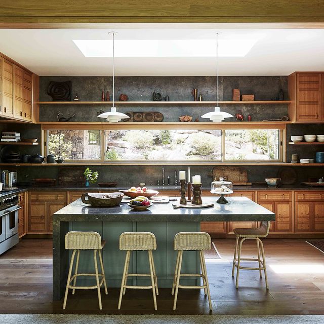 https://hips.hearstapps.com/hmg-prod/images/cliff-fong-lake-toxaway-kitchen-1591835587.jpg?crop=0.651xw:1.00xh;0.0833xw,0&resize=640:*