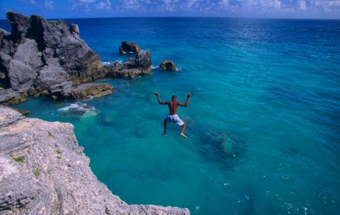 BERMUDAPlekken als het Admiralty House Park zijn bestemmingen voor populaire activiteiten op Bermuda zoals het beklimmen van steile rotsklippen en rotsduiken Ga je liever op pad met een gids Dat is de ervaring Stay Together Play Together van Newstead Belmont Resort zon zes kilometer verderop een prettige manier om onder leiding van KS Watersports te jetskin en rotsduiken En na een enerverende dag beland je er in een zacht bed