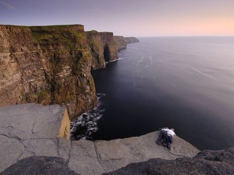 De ruige kliffen van Moher buigen zich om de westkust van County Clare heen en bieden een schitterend uitzicht over de Atlantische Oceaan De rots kliffen zijn op hun hoogste punt 21 meter hoog en strekken zich uit over bijna 8 kilometer