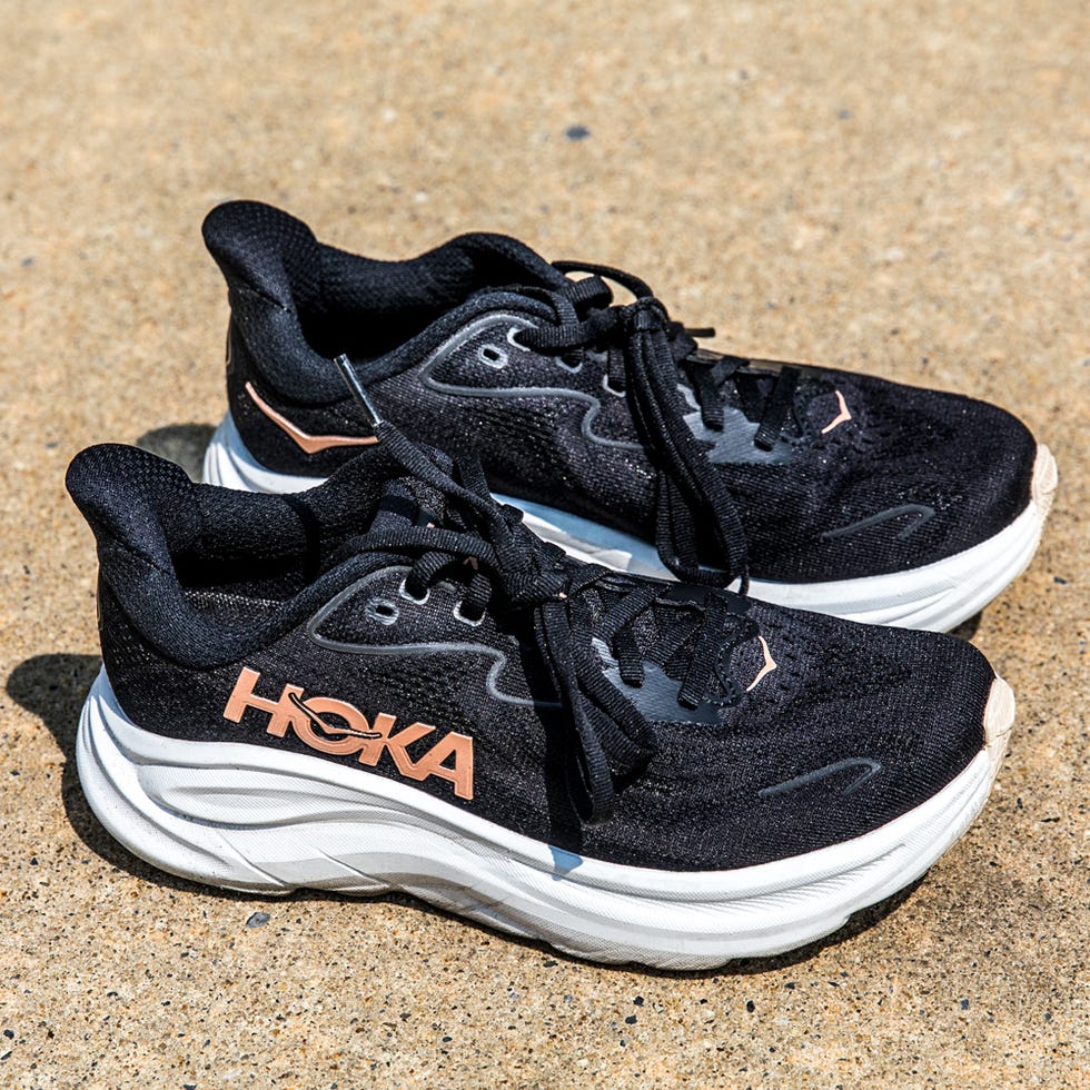 hoka men's clifton 10 shoes in black/black, size 7.5