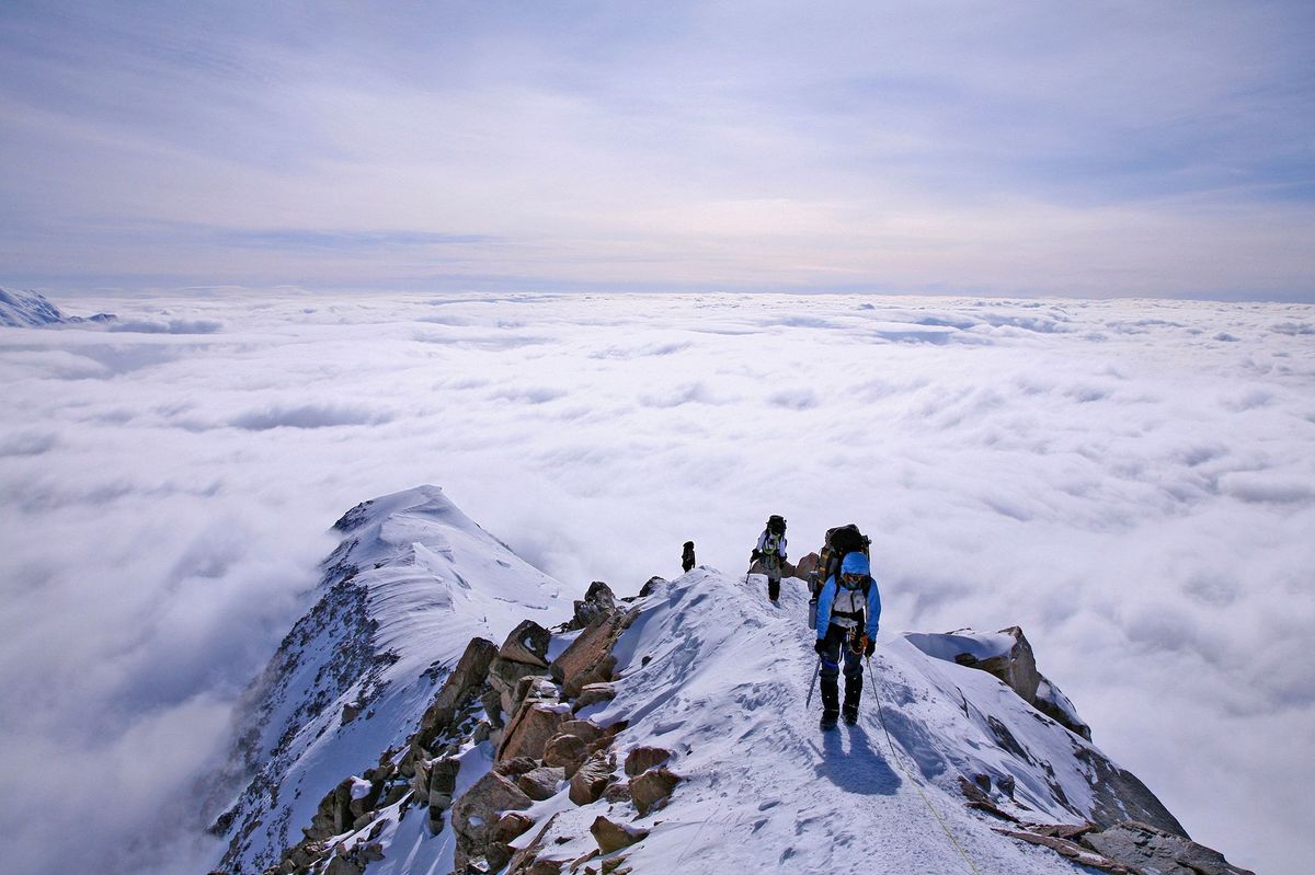 Bergbeklimmers bestijgen de Mount Denali in Alaska de hoogste berg van NoordAmerika