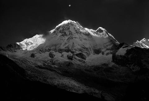 Op 3 februari 1987 beklommen Jerzy Kukuczka en Artur Hajzer als eersten de Annapurna in de winter Na aankomst in het basiskamp deden ze er iets langer dan twee weken over Hun klim verliep zo snel doordat ze nog enigszins waren geacclimatiseerd na een beklimming van de Manaslu in het najaar Het was voor het eerst dat een achtduizender in de winter door een klein zelfstandig team werd beklommen Krzysztof Wielicki en de legendarische Poolse alpiniste Wanda Rutkiewicz zaten ook in het team maar wisten de top niet te bereiken