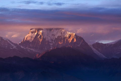 Op 21 januari 1985 bereikten twee legendarische Poolse klimmers Jerzy Kukuczka en Andrzej Czok de top van de Dhaulagiri Dit was de eerste beklimming ervan in de winter Beide mannen hadden vrieswonden nadat ze tijdens hun afdaling drie keer op grote hoogte hadden gebivakkeerd Het team stond onder leiding van Adam Bilczewski