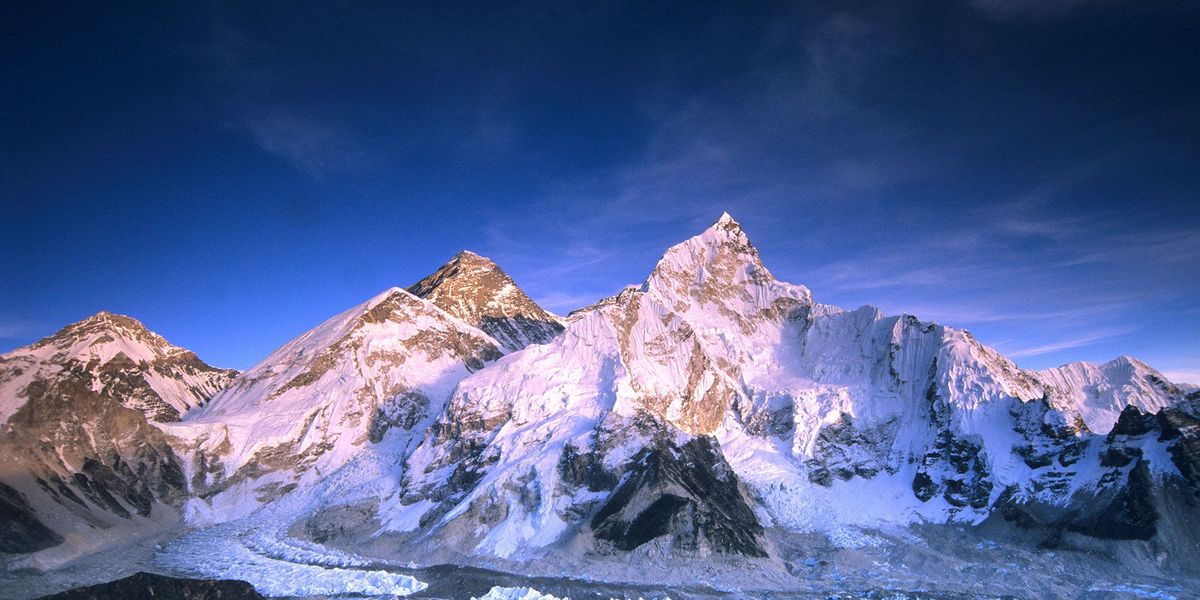 De Poolse klimmers Leszek Cichy en Krzysztof Wielicki bereikten de top van de Everest op 17 februari 1980 Ze hadden als eersten in de winter de top van een achtduizender bereikt Deze opmerkelijke prestatie was een idee van de visionaire expeditieleider Andrzej Zawada en het begin van de Poolse dominantie op het gebied van winterklimmen op grote hoogte