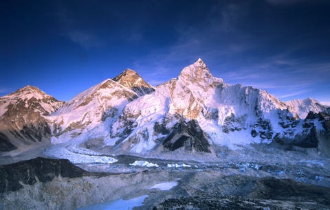 De Poolse klimmers Leszek Cichy en Krzysztof Wielicki bereikten de top van de Everest op 17 februari 1980 Ze hadden als eersten in de winter de top van een achtduizender bereikt Deze opmerkelijke prestatie was een idee van de visionaire expeditieleider Andrzej Zawada en het begin van de Poolse dominantie op het gebied van winterklimmen op grote hoogte