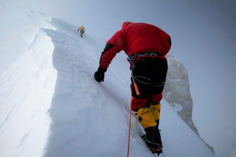 Op 2 februari 2011 leidde Simone Moro een internationaal team bestaande uit Denis Urubko Kazachstan en Cory Richards VS naar de top van Gasherbrum II Dit was hun eerste winterbeklimming Het was Simones derde winterbeklimming Daarmee bevestigde hij zijn reputatie als winterspecialist op grote hoogte Het was ook de eerste achtduizender in de Karakoram die in de winter werd beklommen Het team overleefde tijdens de afdaling een lawine