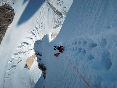Tot 2019 zijn er vier serieuze pogingen gedaan om in de winter de op n na hoogste berg ter wereld te beklimmen Ze zijn allemaal mislukt Deze winter strijden er twee teams op de berg om de eerste winterbeklimming van de K2 Deze achtduizender is zonder twijfel de moeilijkste om in de winter te beklimmen Blijf kijken