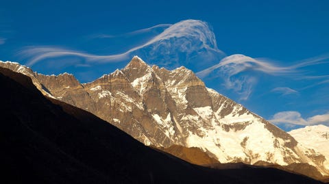 In 1974 probeerde Andrzej Zawada voor het eerst in de winter een achtduizender de Lhotse te beklimmen Hoewel de expeditie mislukte slaagden twee klimmers er wel in om de grens van achtduizend meter te passeren Het duurde nog eens veertien jaar voordat de berg uiteindelijk in de winter werd beklommen Op 31 december 1988 maakte Krzysztof Wielicki een soloklim Het is vermeldenswaardig dat hij tijdens het klimmen een korset droeg omdat hij niet lang voor de expeditie zijn rug had gebroken Dit was Wielickis derde achtduizender in de winter en zijn tweede zonder extra zuurstof