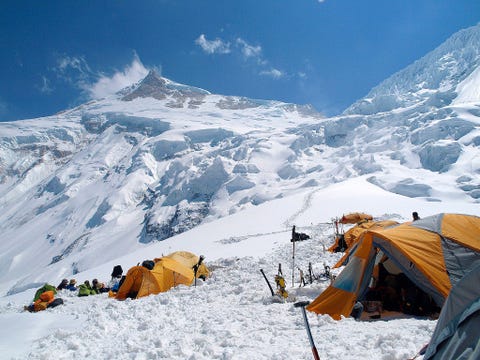 Onder leiding van Lech Korniszewski maakten Maciej Berbeka en Ryszard Gajewski twee klimmers uit Zakopane Polen op 12 januari als eersten een winterbeklimming van de Manaslu Hun klim was vooral opmerkelijk omdat het de eerste keer was dat een achtduizender in de winter werd beklommen zonder gebruik van extra zuurstof