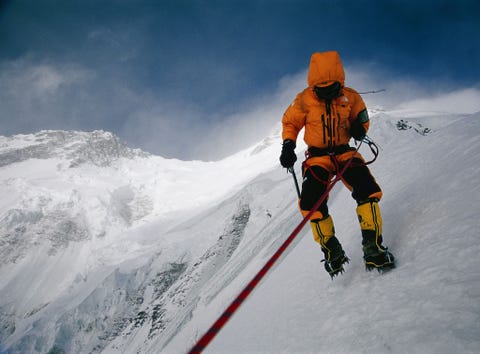 Na maar liefst 29 pogingen lukte het uiteindelijk om de Nanga Parbat in de winter te beklimmen toen twee teams hun krachten bundelden Alex Txikon uit Baskenland en Ali Sadpara uit Pakistan gingen samenwerken met Simone Moro en Tamara Lunger uit Itali Op Lunger na bereikten ze op 26 februari allemaal de top Het jaar erop maakte de Franse alpiniste Elisabeth Revol samen met de Poolse klimmer Tomasz Mackiewicz de tweede winterbeklimming van de Nanga Parbat Het was tevens de eerste winterbeklimming van de berg door een vrouw Mackiewicz overleed tijdens de afdaling en Revol werd gered door Poolse klimmers die op dat moment op de K2 zaten