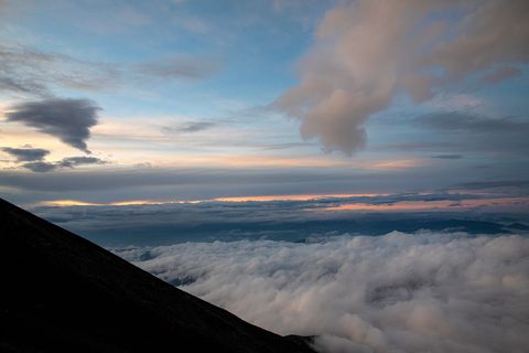 Vanaf een berghut aan het pad heb je een prachtig uitzicht over een bijna oneindig wolkendek