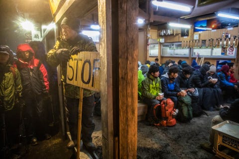 Klimmers breiden zich in groepen voor op de klim naar de top