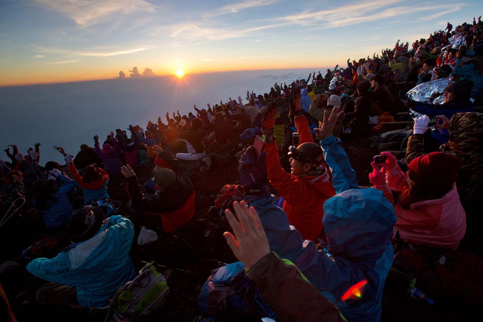 Guttenfelder herinnert zich de eerste keer dat hij de Fuji beklom Toen de zon opkwam hieven duizenden mensen de handen ten hemel en maakten dat typisch Japanse gebaar Banzai Banzai Banzai Driemaal juichten ze om de opkomende zon te begroeten vertelt hij Dat was zeer ontroerend
