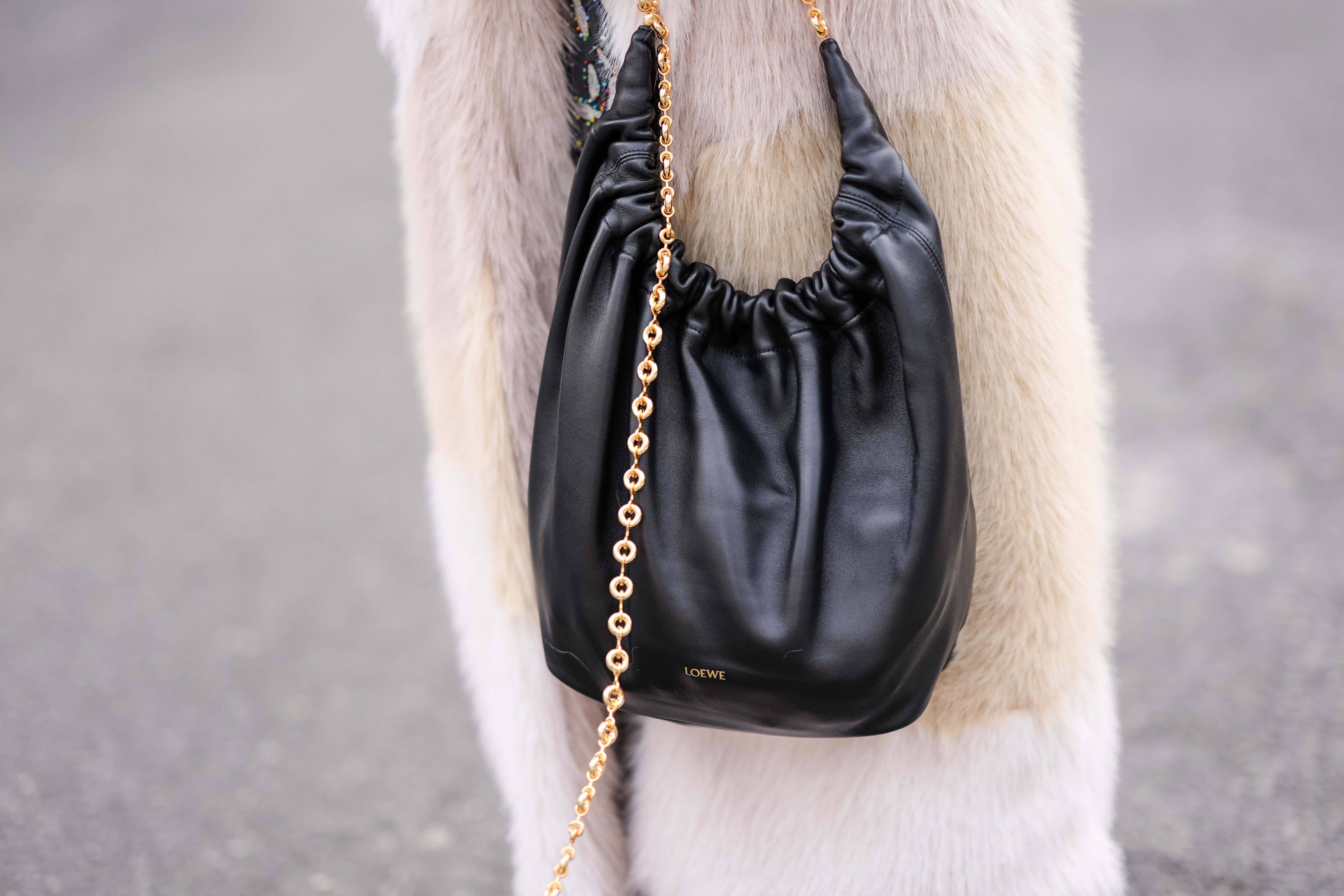 Bolso negro cadena online zara