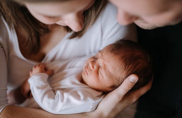 madre y padre con recien nacido dormido