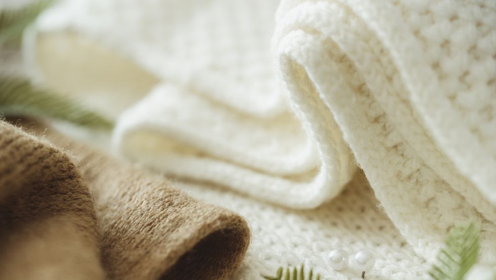 羊毛圍巾怎麼洗？洗衣機、乾洗還是手洗？掌握3步驟，名牌針織不怕洗壞！