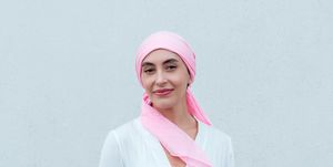 mujer con un pañuelo rosa cáncer
