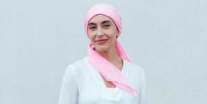 mujer con un pañuelo rosa cáncer