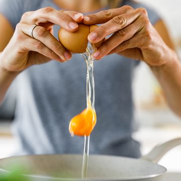 mujer cocinando un huevo