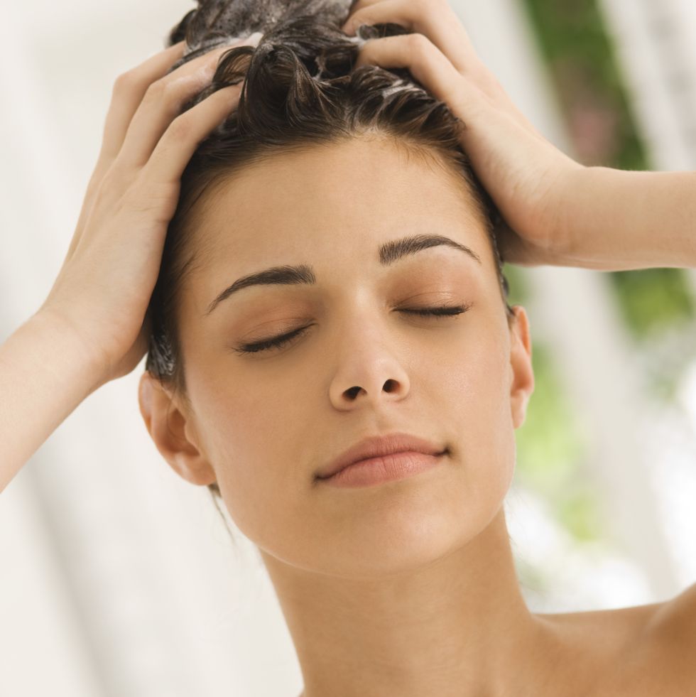 為什麼會有頭皮屑、頭皮癢？「從洗頭開始改善」10款洗髮精頭皮精華推薦