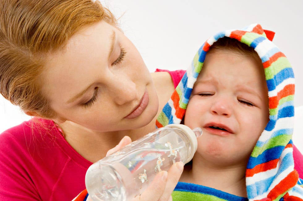 bebé al que todavía le cuesta beber agua