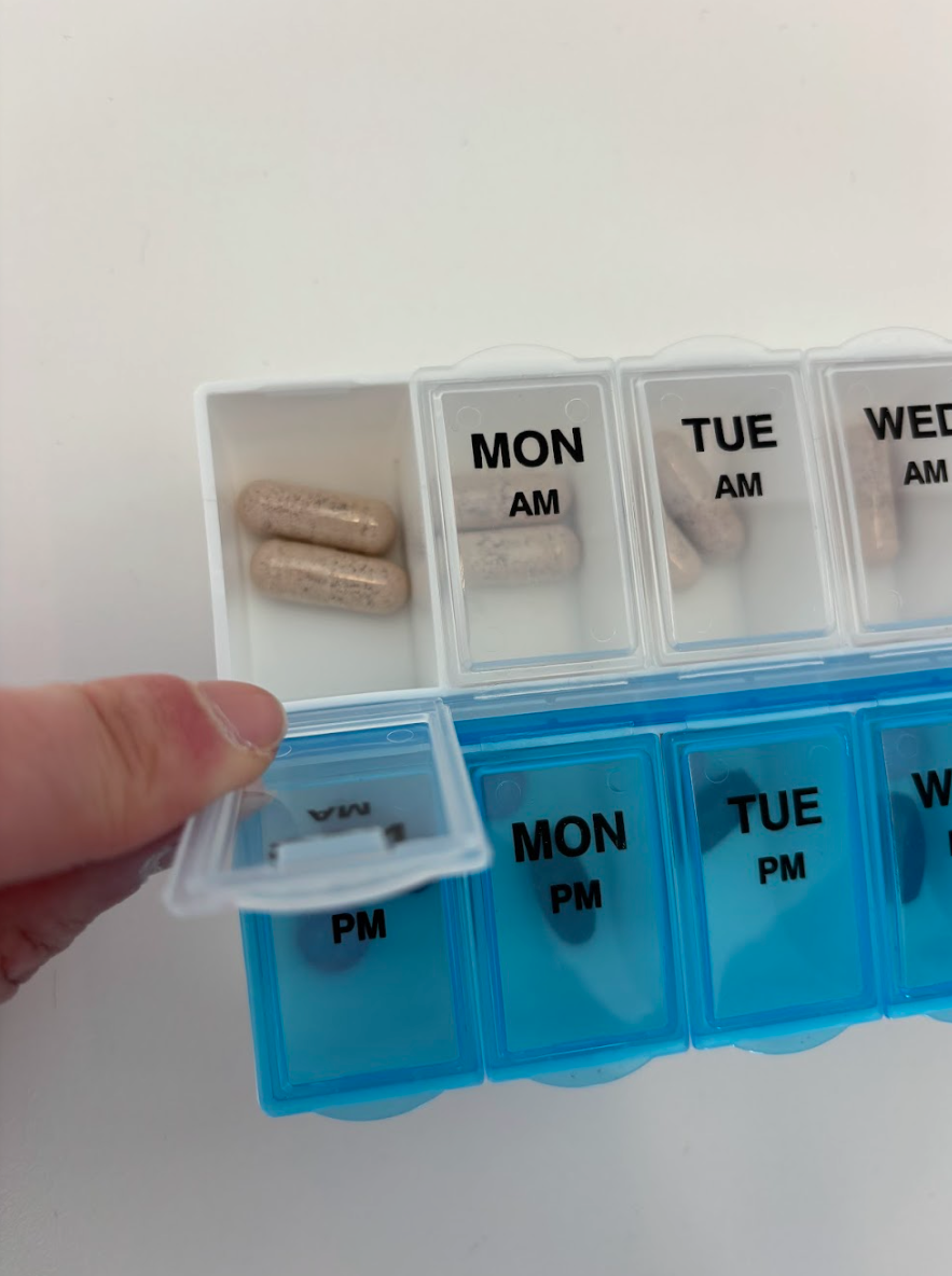 amazon basic care 7 day am pm pill organizer close up