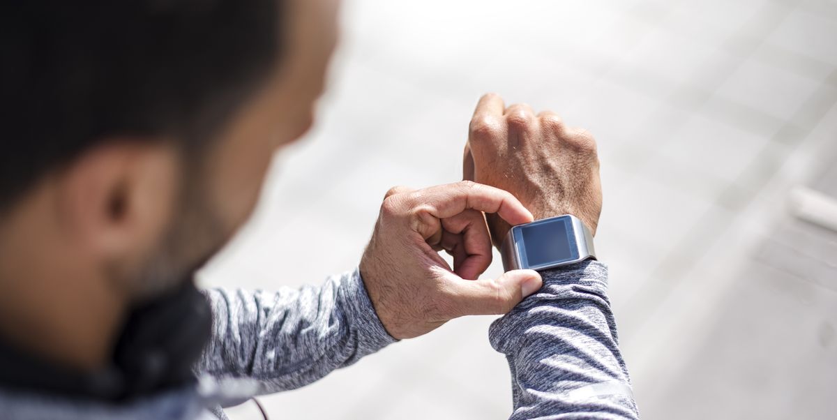Complemento Para Entrenar Hombre Feliz Con El Smartwatch Del