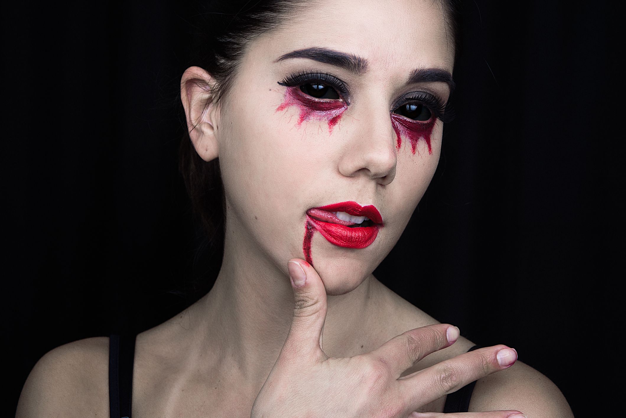 job drivhus Devise 20 Best Vampire Makeup Tutorials for Halloween 2021 - How to Do Vampire  Makeup