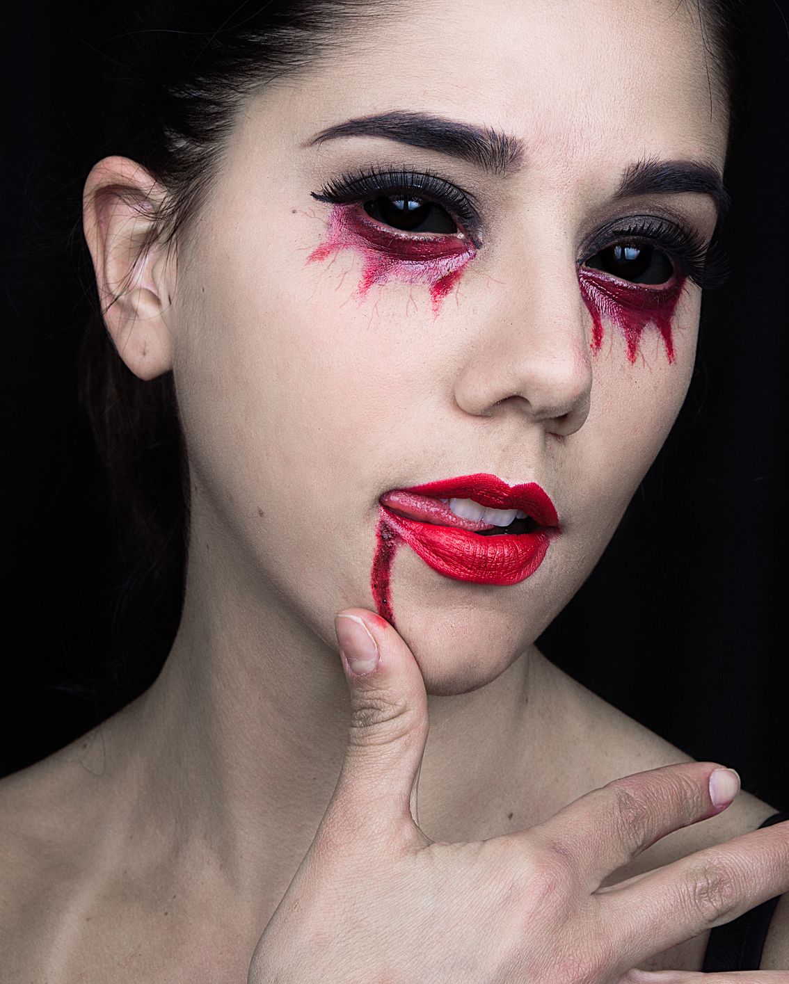 easy vampire eye makeup