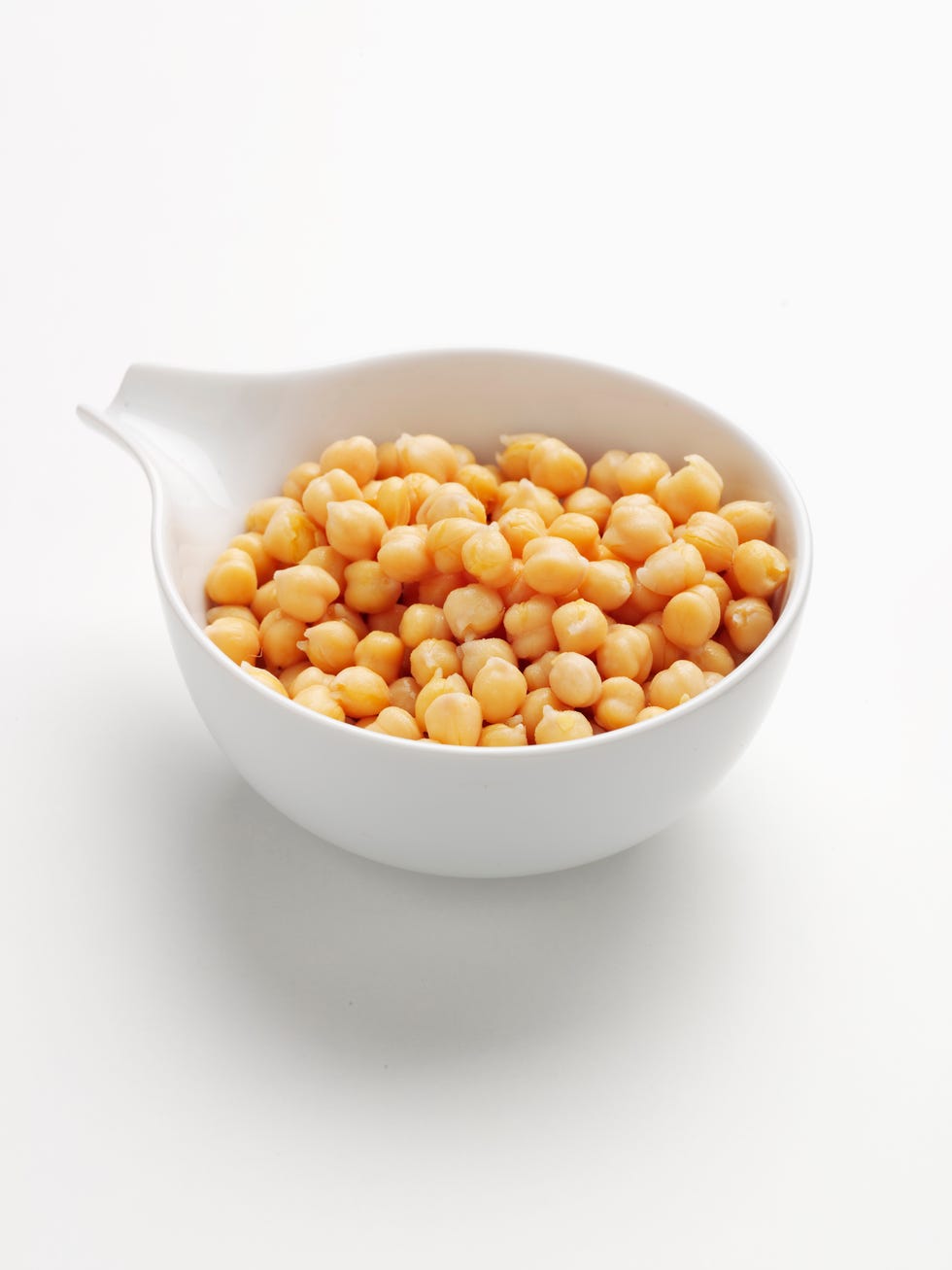 un cuenco en color blanco con garbanzos cocidos